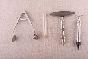 Muzei18_Инструмент за кръвоспиране, шприц, скарификатор (инструмент за пускане на кръв) и спринцовка. Инструменти от първата половина на 20-ти век