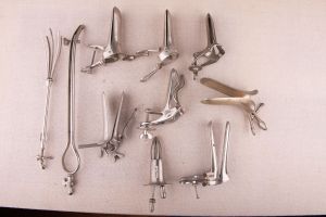 Muzei20_Гинекологична колекция от спекулуми, инструмент за вагинални промивки и инжекционен дилататор от първата половина на 20-ти век
