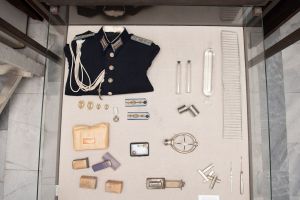 Muzei66_Военна униформа на лекар, пагони, орден, медицински инструменти и предмети, санитарни пакети
