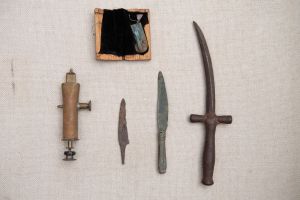 Muzei75_Нищери, ножове и бръснач. Инструменти използвани за пускане на кръв от края на 19 век.