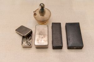 Muzei85_Спиртник, кутии за спринцовки и набор от игли от началото на 20-ти век