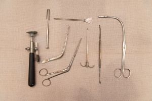 Muzei87_Медицински инструменти от първата половината на 20-ти век - манипулатор към пентостат, пинцети, сонди, кюрета, длето за костни операции