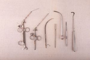 Muzei96_Медицински инструменти от първата половина на 20-ти век - инструменти за тонзилектомия, каутери за обгаряне, сонда, пика за манту, скалпел