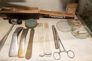 Muzei211_Шпатули, препарати, медицински инструменти и неврологично чукче от първата половина на 20-ти век
