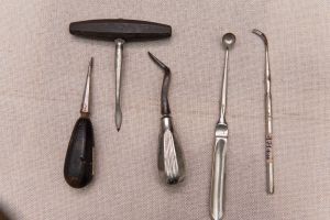 Muzei94_ Медицински инструменти от първата половина на 20-ти век - зъболекарски лостове, скалпел