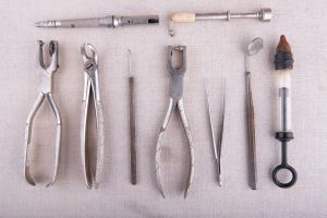Muzei229_Зъболекарски личен инструментариум – наконечник, клещи и др. Инструменти, използвани за преглед и лечение на пациенти – средата на ХХ век