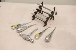 Muzei234_Стоматологичен инструментариум-за преглед и лостове за вадене на зъби