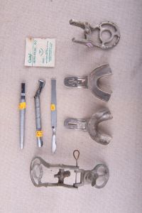 Muzei242_Стоматологични наконечници, скалпел и метални лъжици за вемане на отпечатък от долна зъбна редица