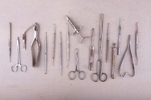 Muzei243_ Личен стоматологичен инструментариум за преглед и хирургични манипулации