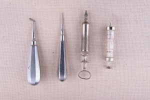 Muzei275_Зъболекарски инструменти за вадене на зъби и спринцовки